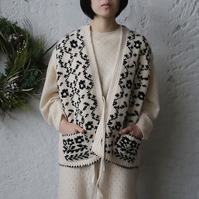 TOWAVASE Panier de fleurs nosleeve cardigan (bl