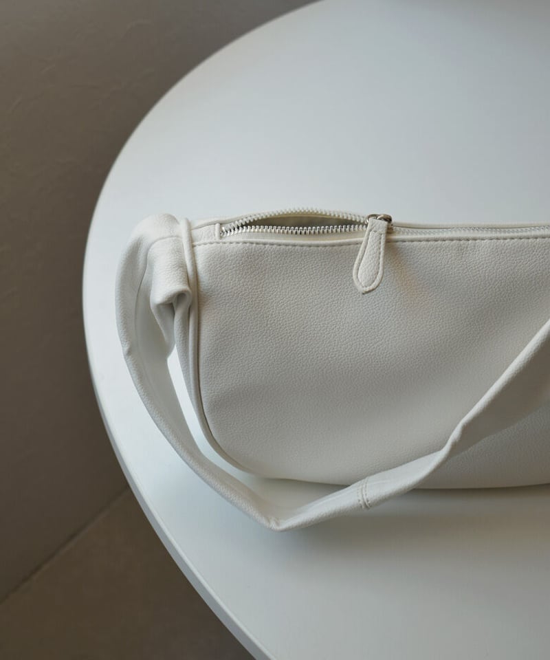 bag2-02637 フェイクレザー ハーフムーン ショルダーバッグ ホワイト