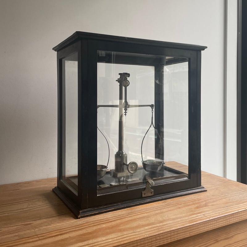 ガラスケースの天秤 | antiques miyawaki modern