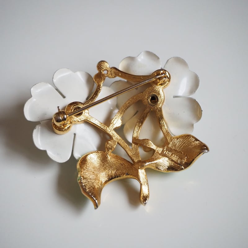 TRIFARIトリファリ ホワイトエナメル ダブルローズ ブローチ