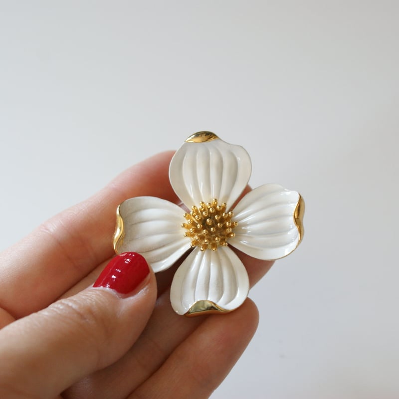 TRIFARIクラウントリファリ ハナミズキ ホワイト エナメル ブローチ