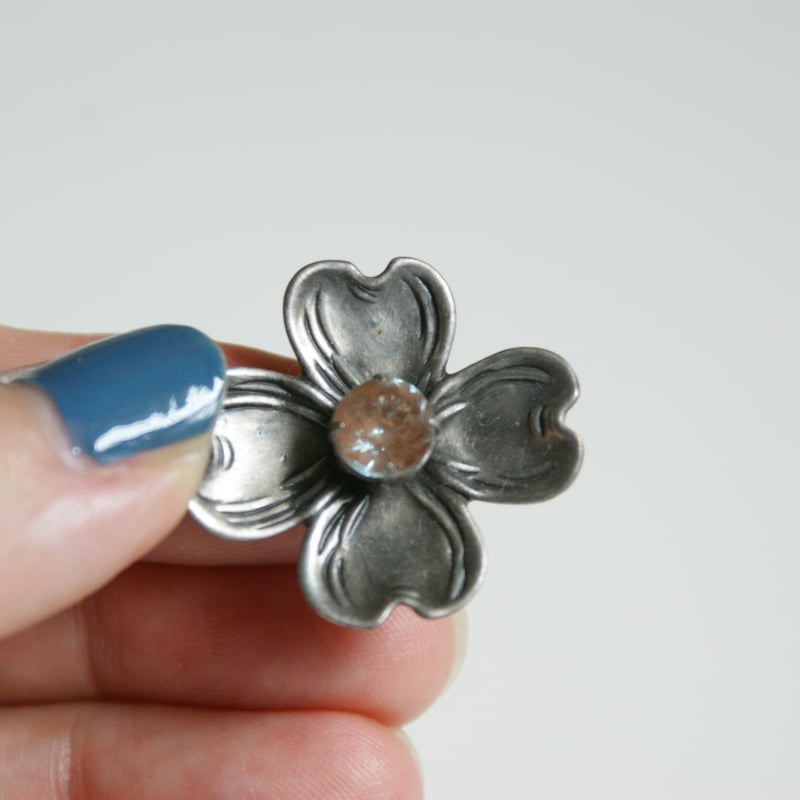 ヨーロッパ買付】サフィレット ガラス ハナミズキ ブローチ