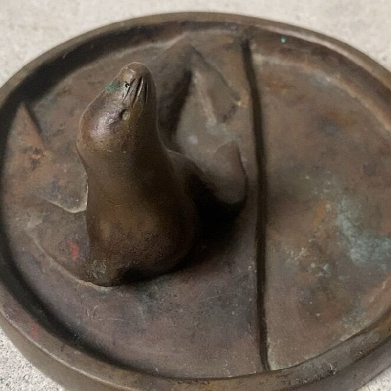 古いブロンズのアザラシモチーフトレイ(トレー) 灰皿 土屋陽三郎