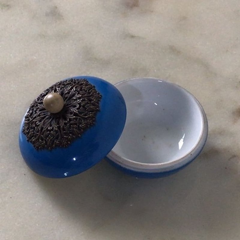 フランス アンティーク 青い小物入れ 陶器 唐草金具蓋 ポット ボンボ