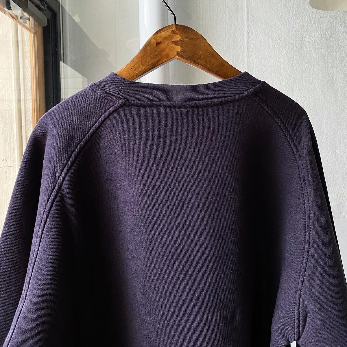 COMOLI コットン吊裏毛 クルーネック FADE NAVY | Less Higas