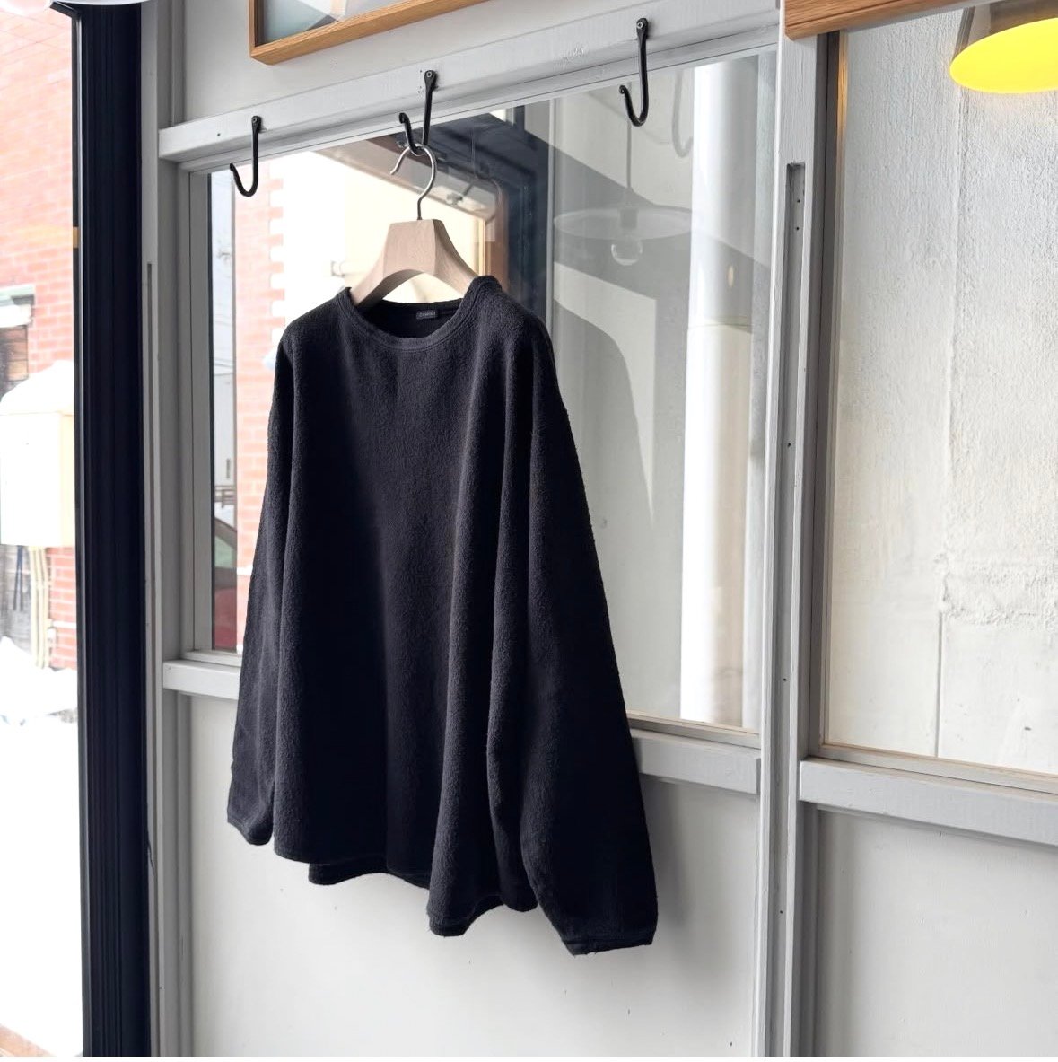 COMOLI フリース クルーネック | Less Higashikawa