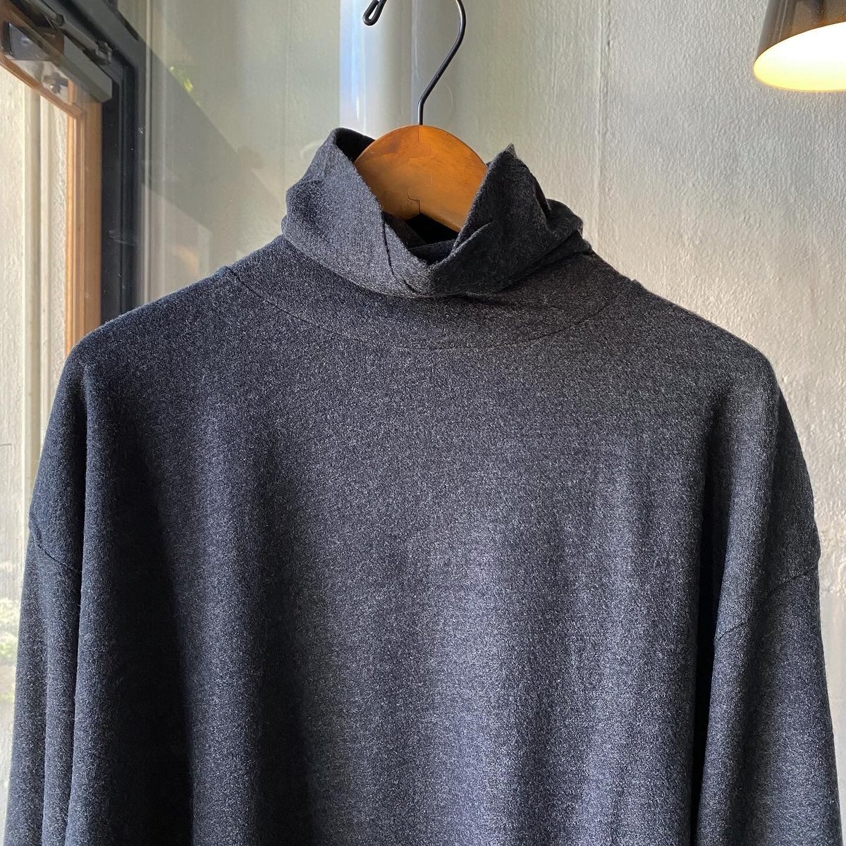 COMOLI ウール天竺 長袖タートルネック | Less Higashikawa