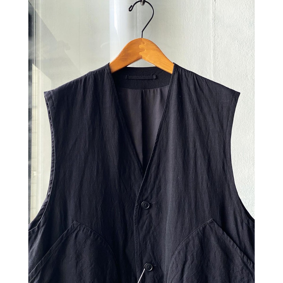 COMOLI ヴィスコースリネン ハンティングベスト | Less Higashikawa