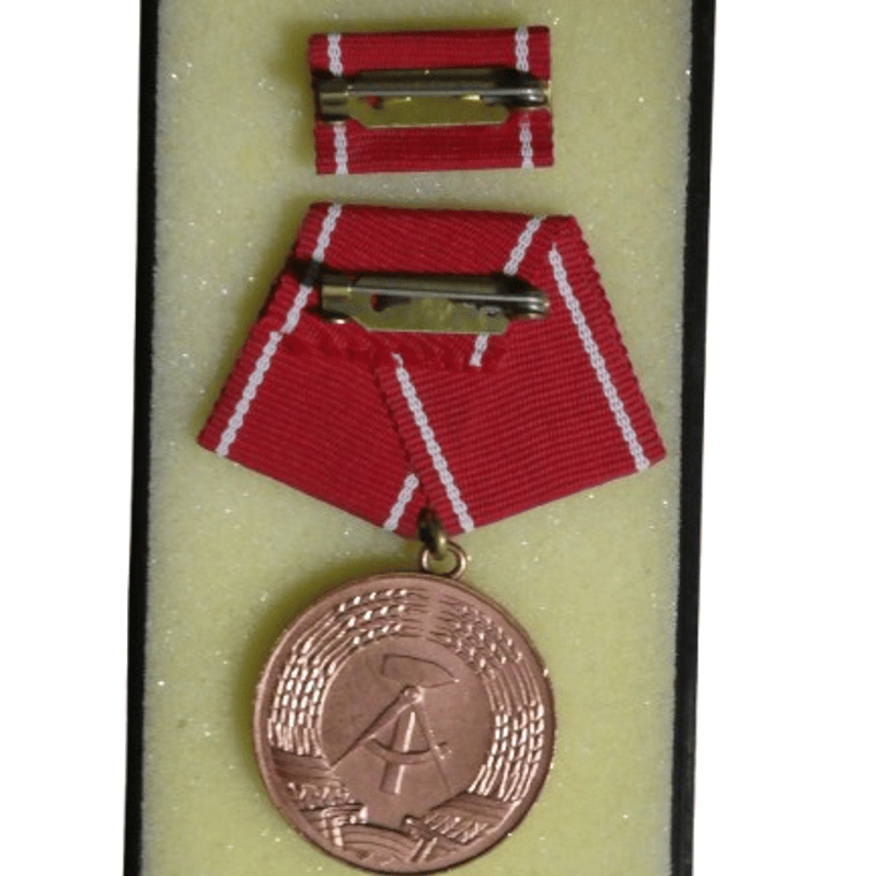 ドイツ民主共和国『労働者戦闘団卓越勲章』略綬/ケースつき 東ドイツ