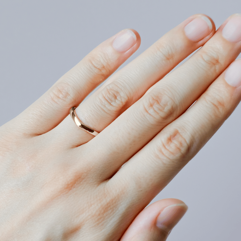 Vシェイプの結婚指輪 Aria（アリア）｜2.5mm幅｜K18ピンクゴールド