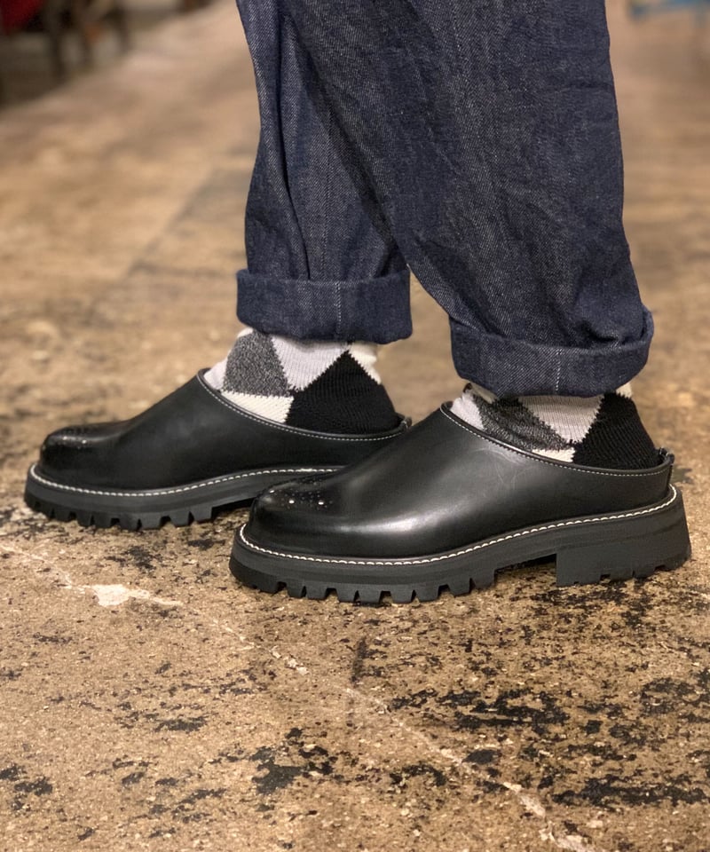 Hender Scheme / commando mule / black×white | pain