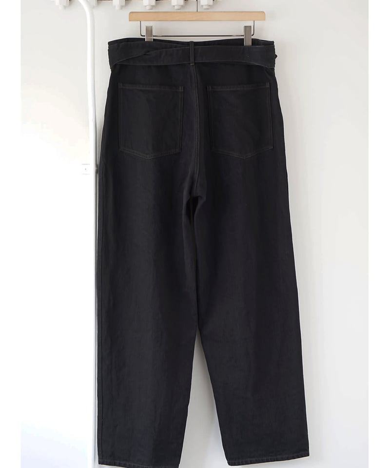 COMOLI BLACK DENIM _ ブラックデニム ベルテッドパンツ | Tronica