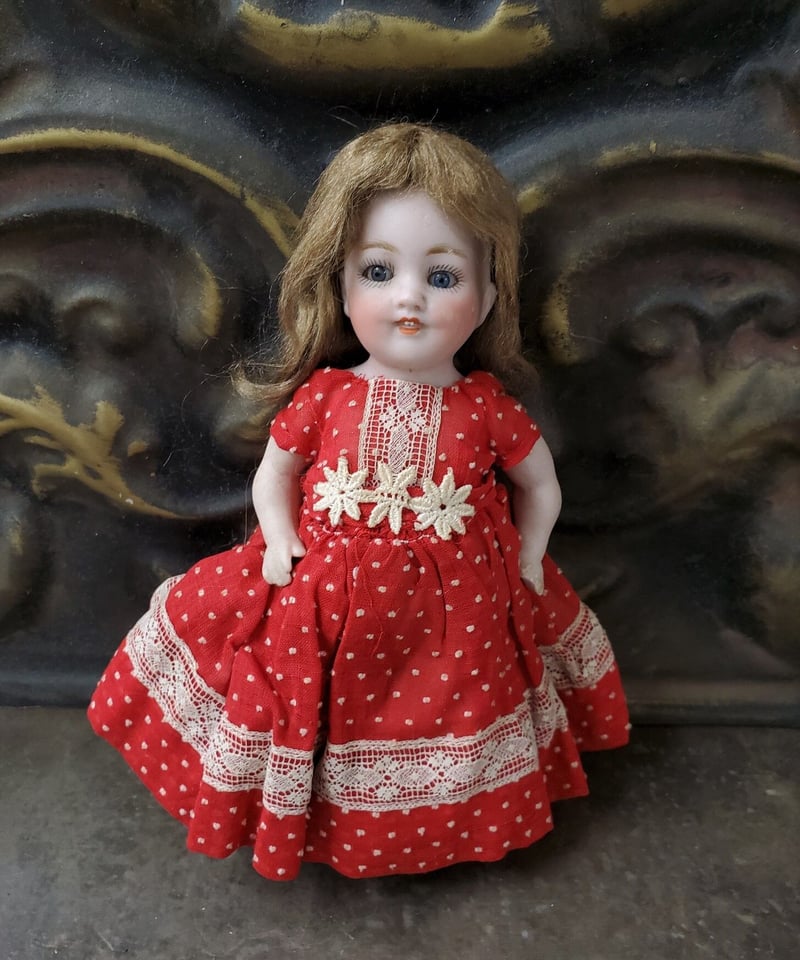 ミニョネット 赤いドレスのビスクドール アンティーク品