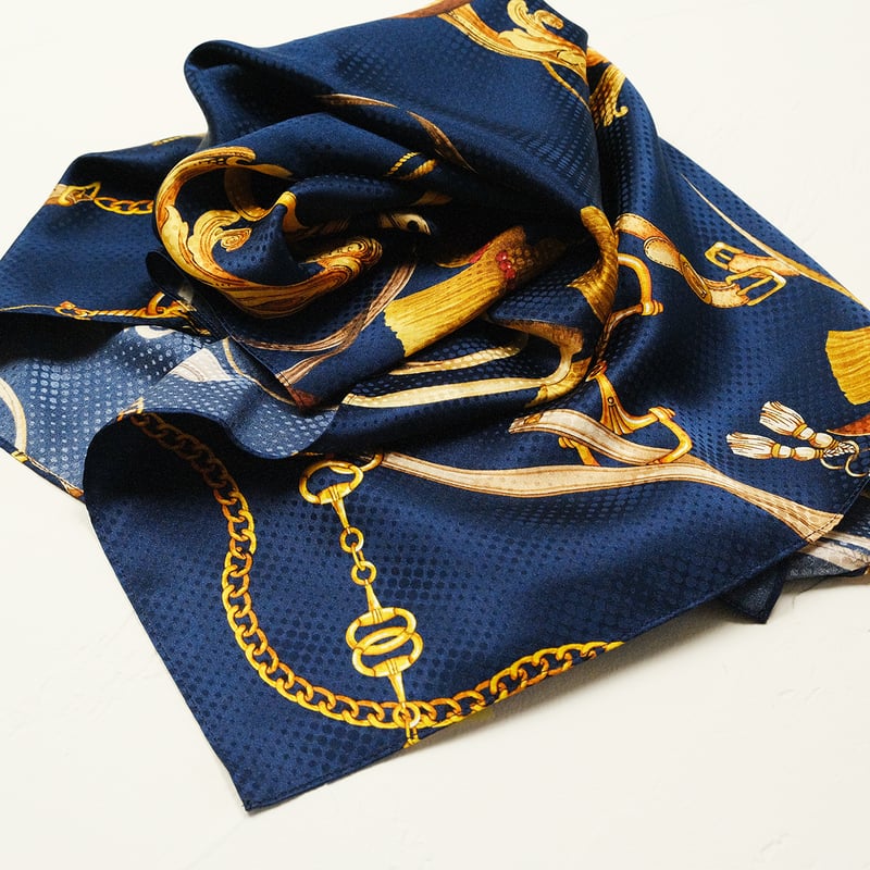 イタリア製シルク100% 濃紺にゴールドアクセサリー柄の大判スカーフ