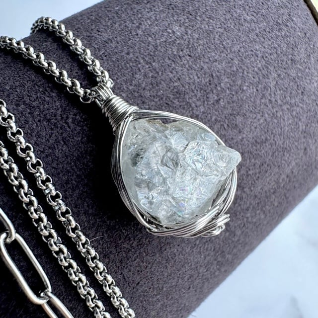 ロシア・ウラル・マリシェボ鉱山産 フェナカイト原石ネックレス | F