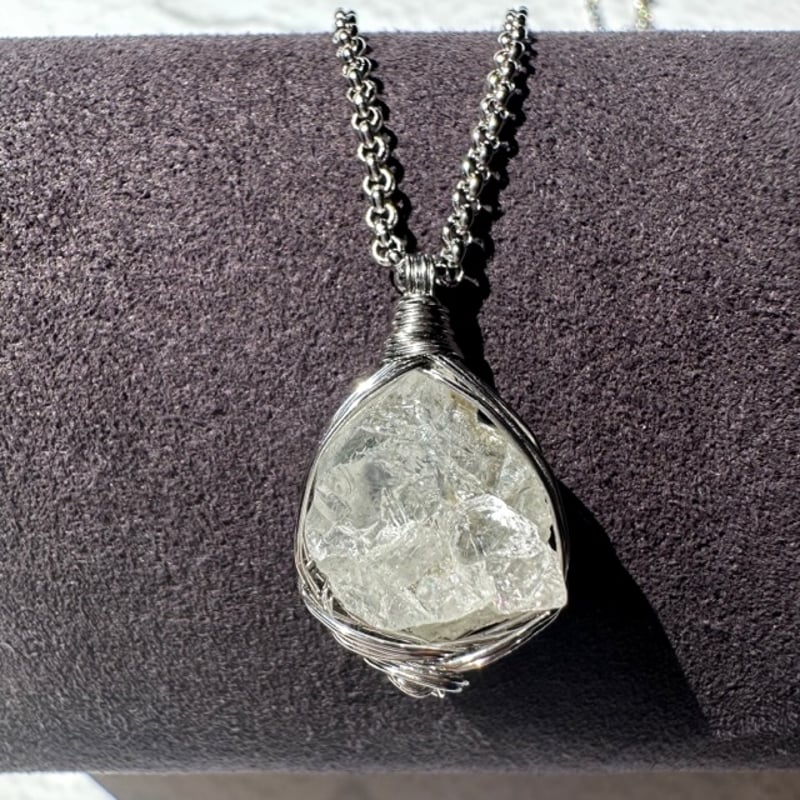 ロシア・ウラル・マリシェボ鉱山産 フェナカイト原石ネックレス | F