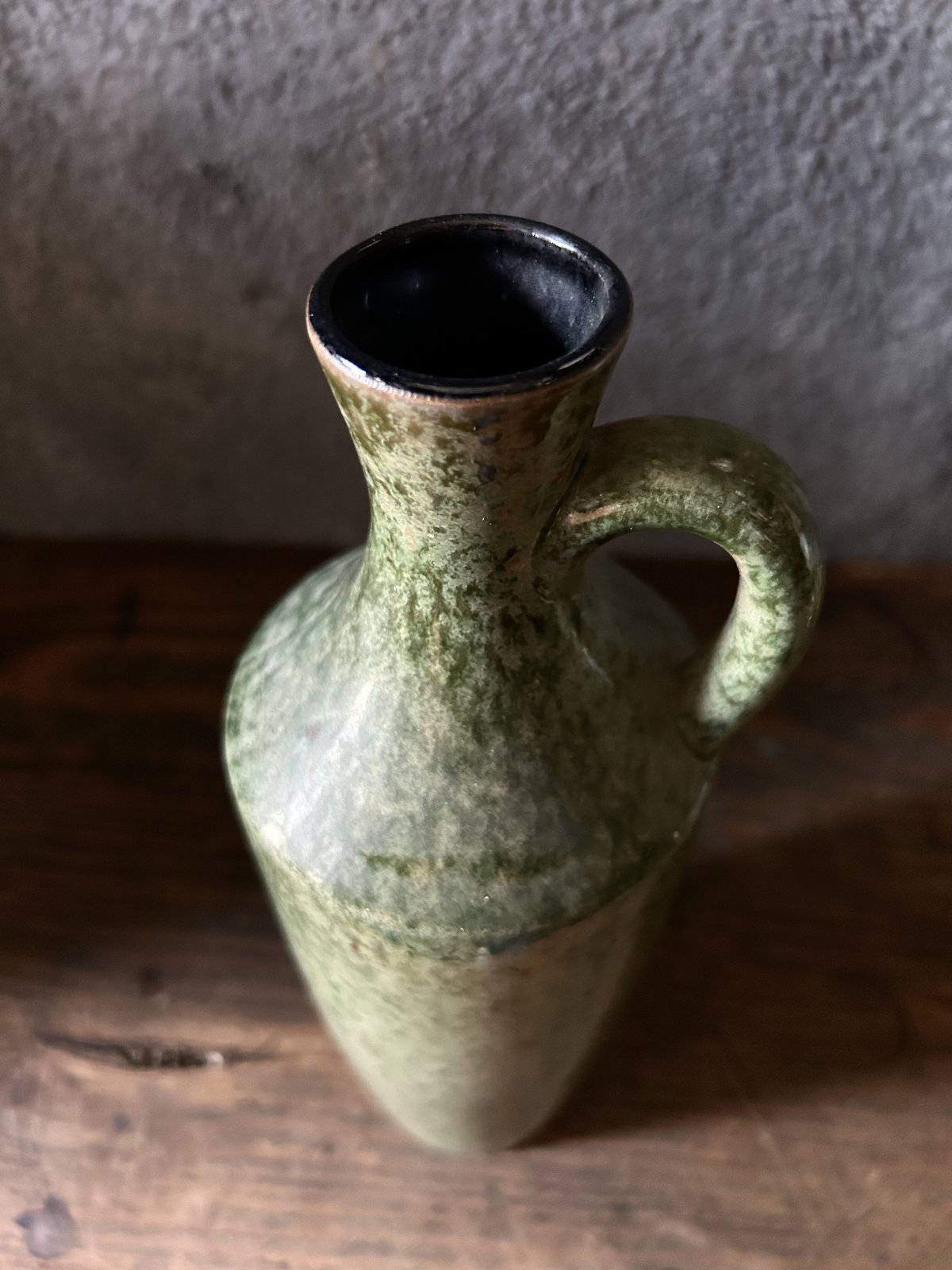 R105 緑釉が枝に絡みつく 花瓶（かびん）陶磁器 アンティーク R105 緑