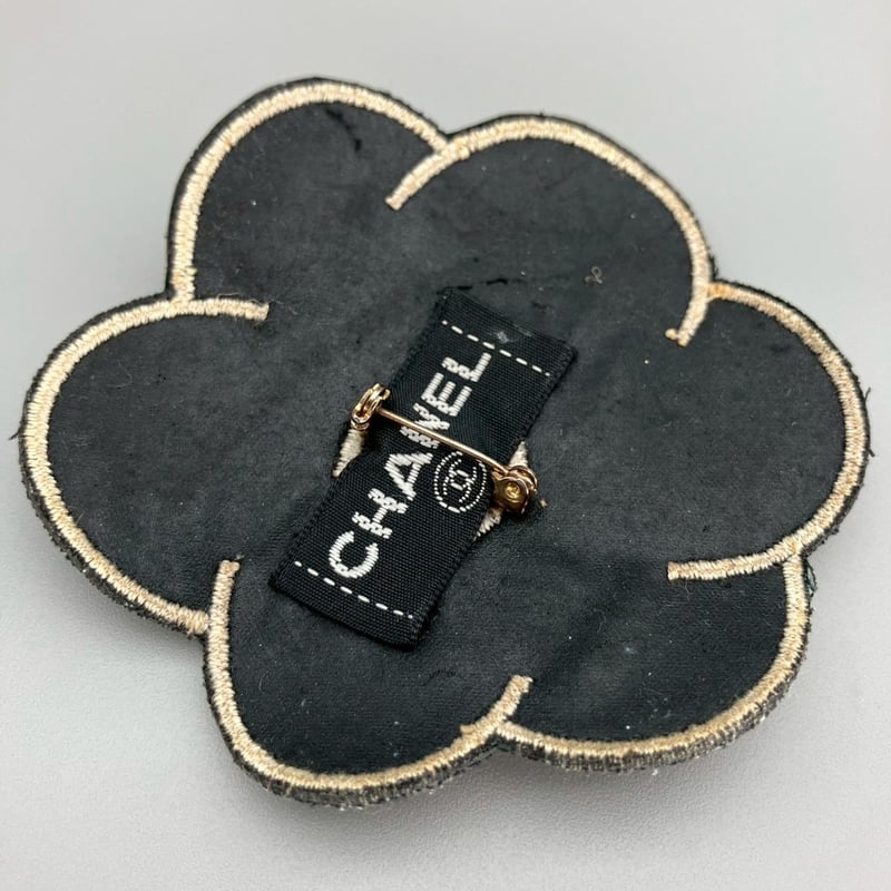 T01/156 CHANEL シャネル ブローチ カメリア CCマーク パテント T01
