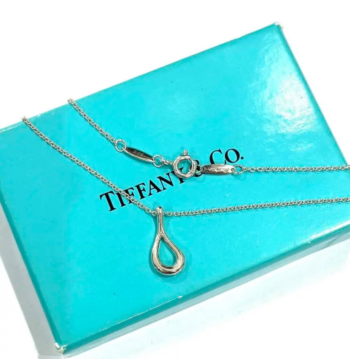美しい曲線美。1792 Tiffany & Co. オープンティアドロップ ネックレス