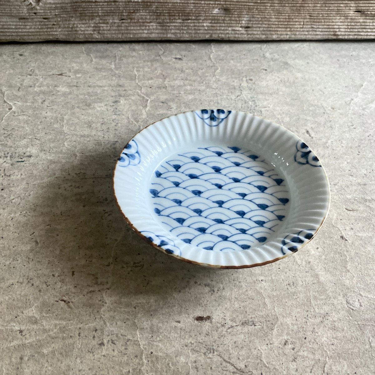 伊万里焼 徳七窯 青海波渕彫皿 | MatsuBokkuri