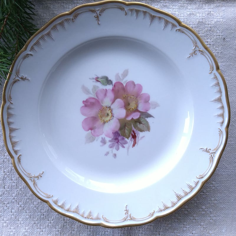 KPMベルリンの野ばらの絵のお皿は直径約21㎝です。1870～1915年頃