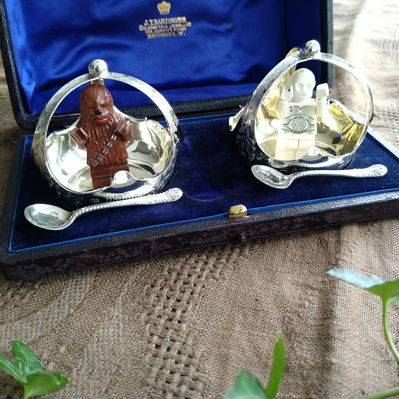 イギリスSheffieldのスターリングシルバーの塩コショウ入れ