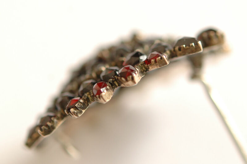 ボヘミアンガーネットのオーバル型アンティークブローチ/ドイツ