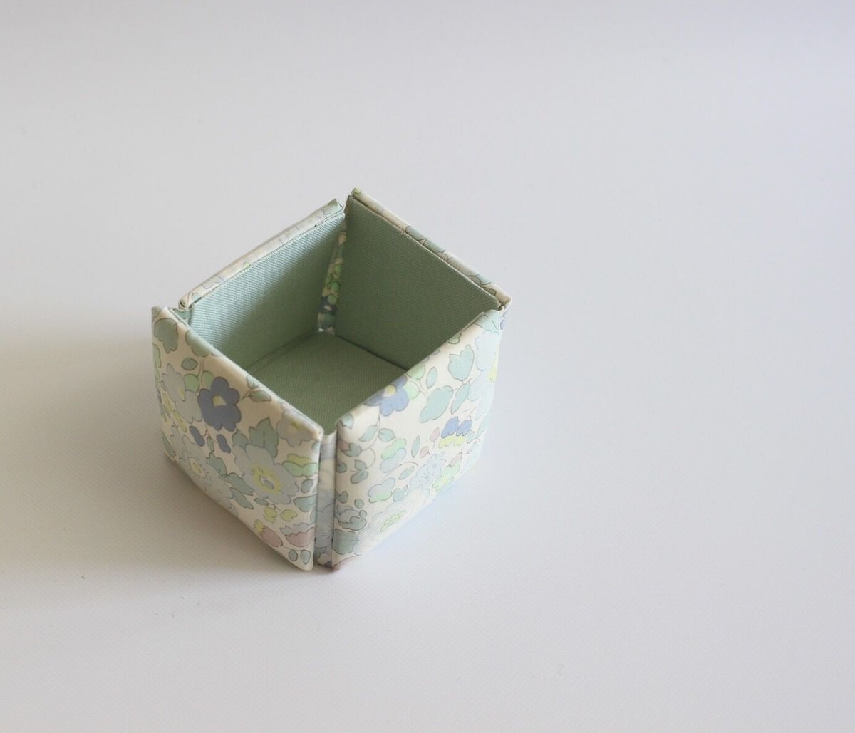 カルトナージュミニ裁縫箱(フタ有) カルトナージュミニ裁縫箱(フタ有)