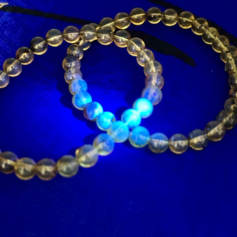 ブルーアンバー（琥珀）｜光に反応して青く輝く天然ブレスレット