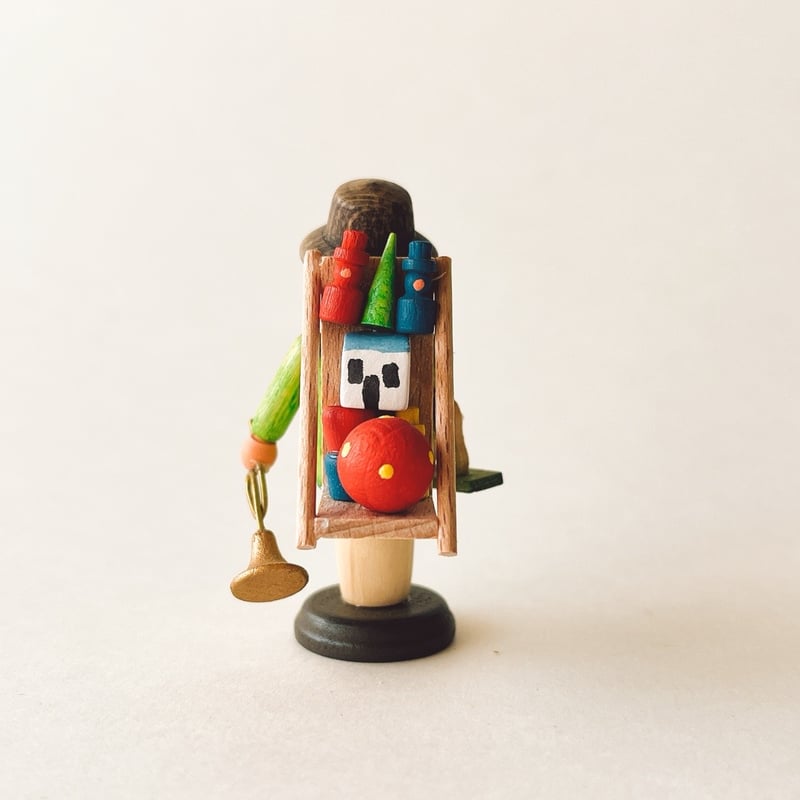 ドイツ ザイフェン 人形 おもちゃ売りの男性 木製 | こぐま舎