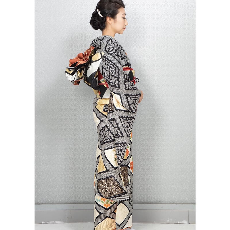 総絞り】黒地に花の刺繍の入った華やかな振袖 | 和ノ藤リユース