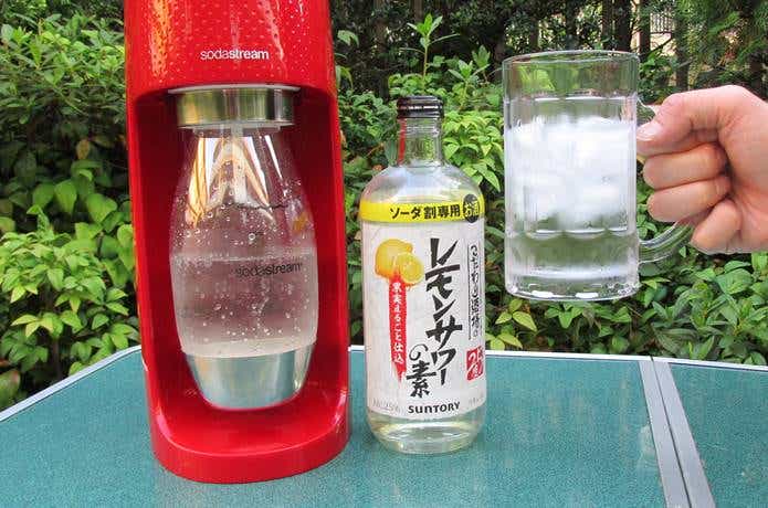 日本限定ミニサイズ」で炭酸作れば、夢の“レモンサワー無限ループ”が