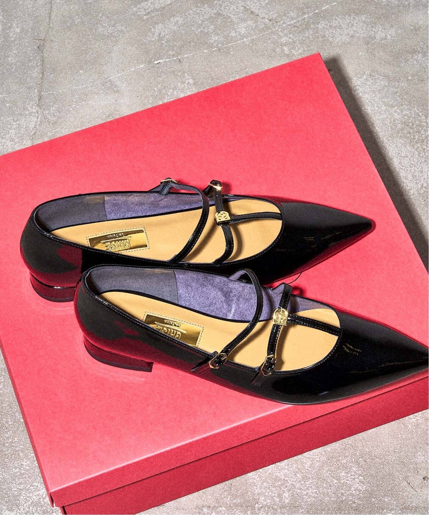 GRISE ポインテッドダブルTストラップフラット（フラットシューズ