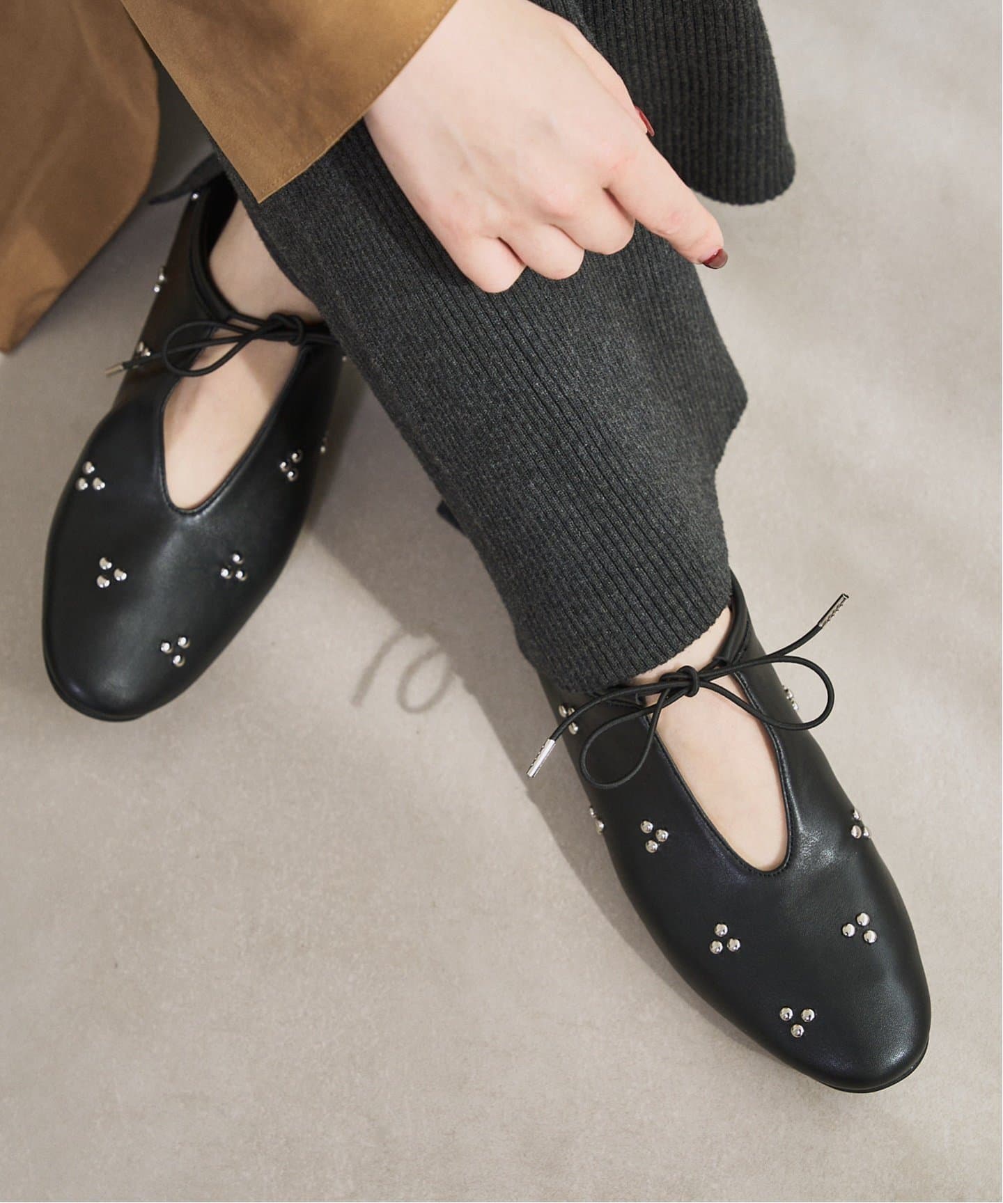 ディープカットスタッズフラット（フラットシューズ）｜LE TALON（ル