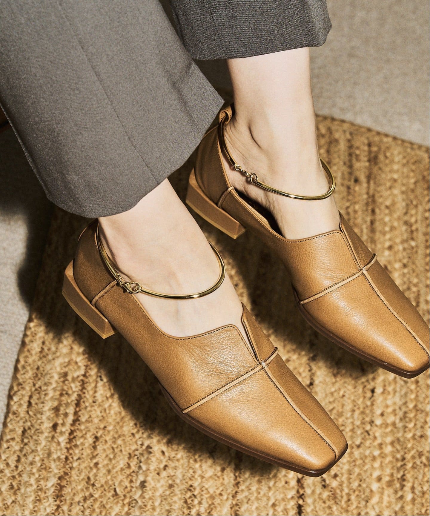 追加》GRISEレザースクエアクロスシームアンクルフラット（フラット