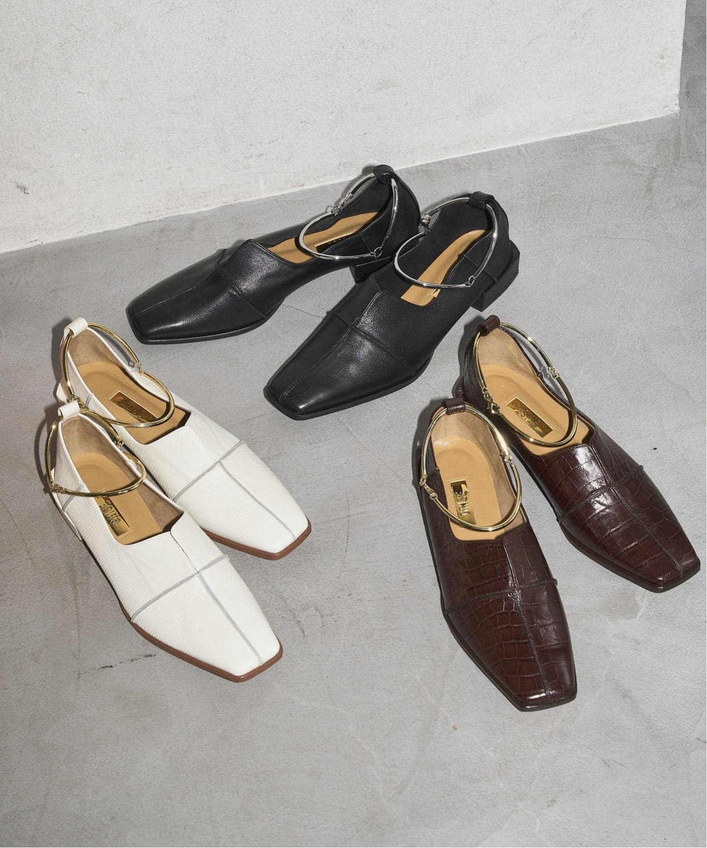 追加》GRISEレザースクエアクロスシームアンクルフラット（フラット