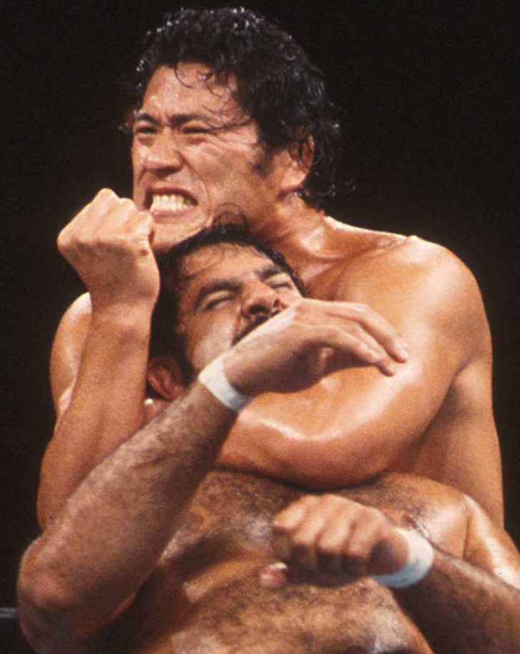 オイルマッチでアントニオ猪木とタイガー・ジェット・シンがヌルヌルの