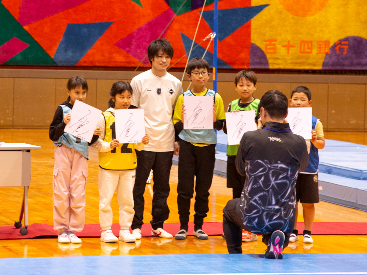 内村さんのサイン色紙やサイン入りグッズが当たる抽選会も開いた＝内村