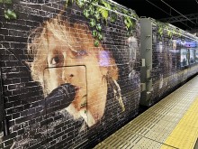 和歌山市駅に特急「HYDEサザン」到着 HYDEさんがデザイン監修