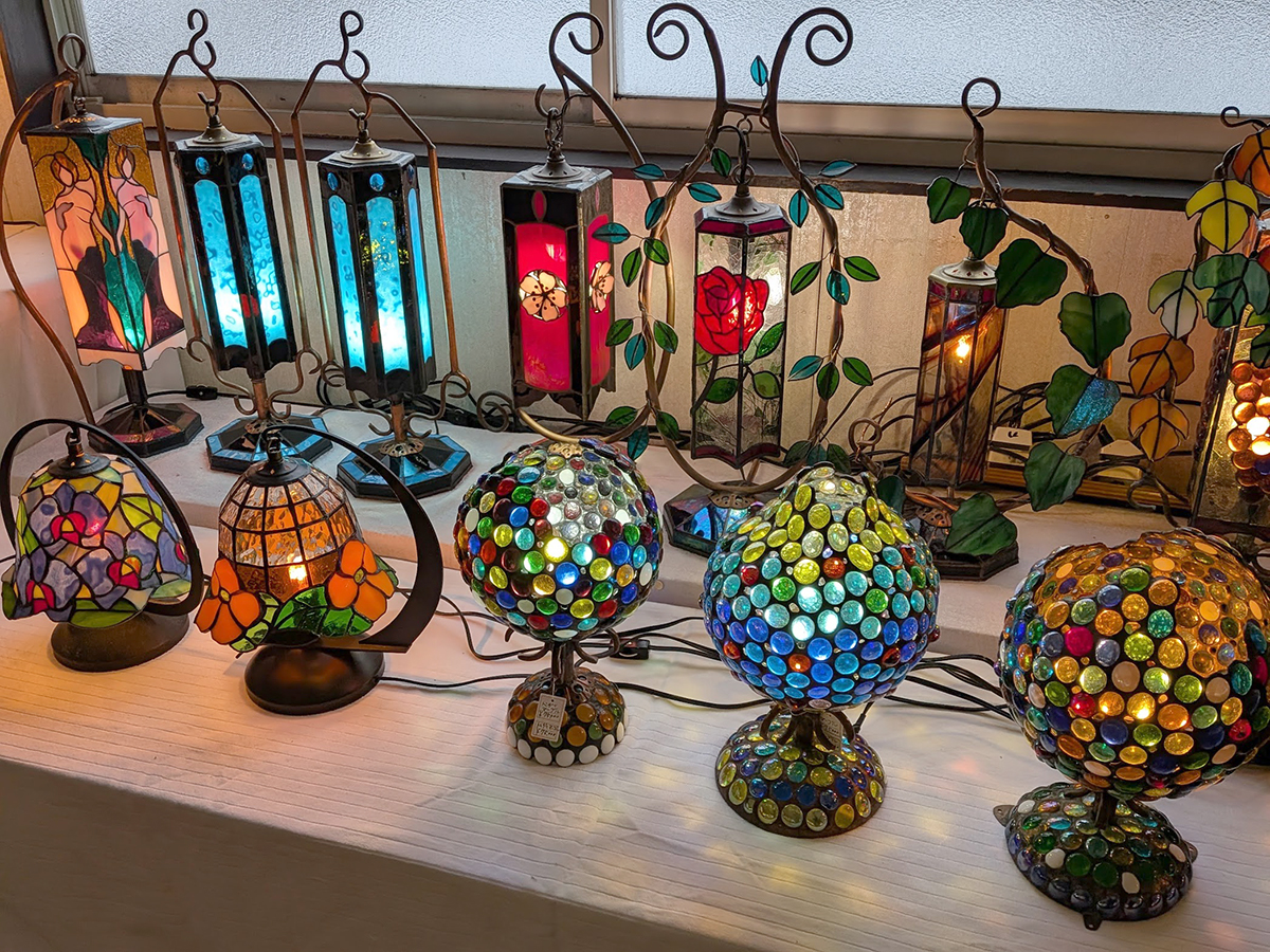 ステンドグラスのランプ作品 - 弘前経済新聞