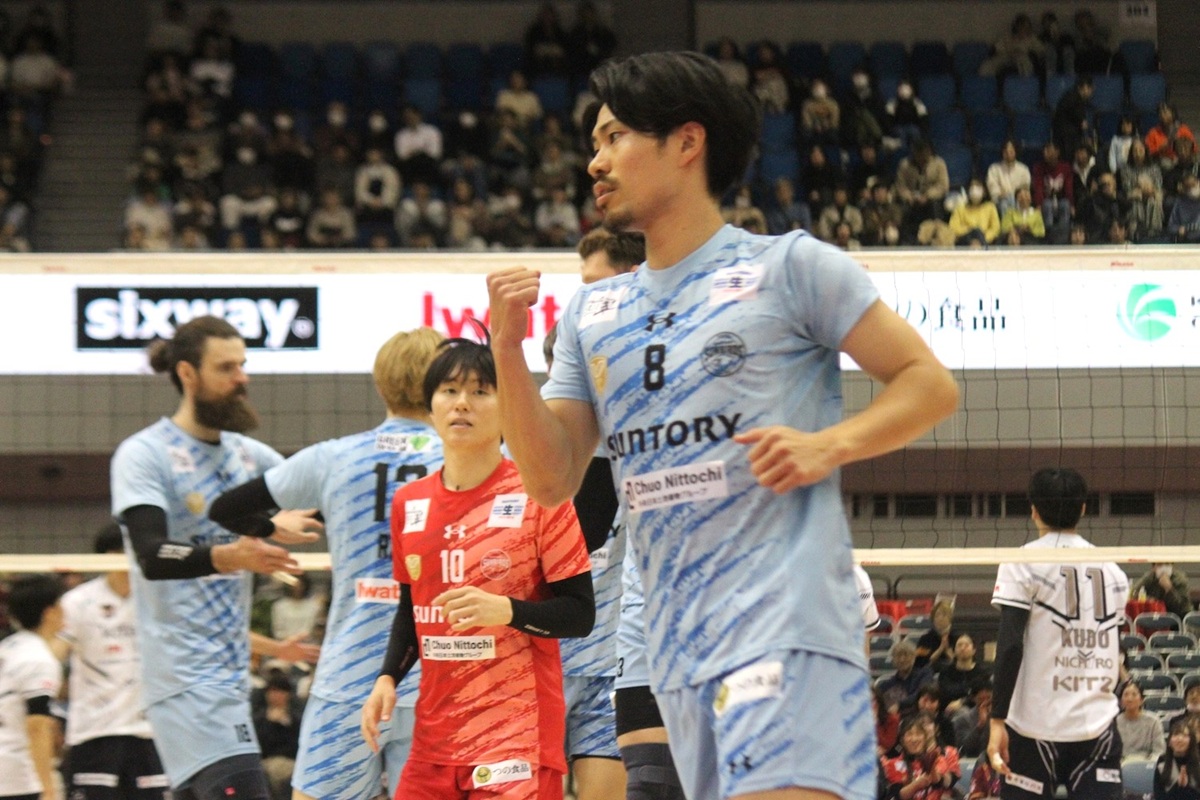 セッターとして攻撃を指揮する関田誠大選手 - 大阪ベイ経済新聞