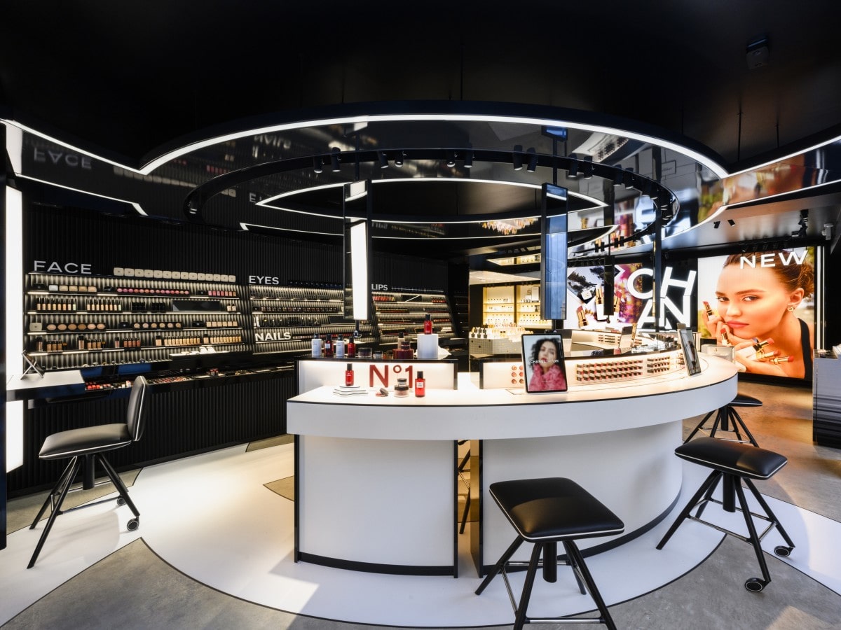 コスメが並ぶ店内の様子＝シャネル、表参道に香水＆ビューティーの直営