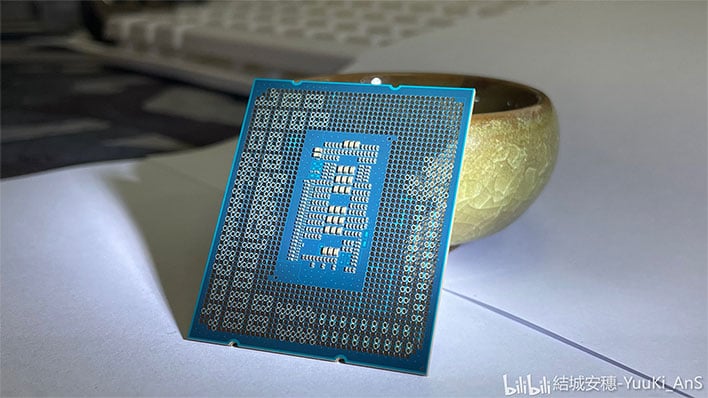 Intel Core i9-12900K Engineering Sample Poses For Detailed Closeup