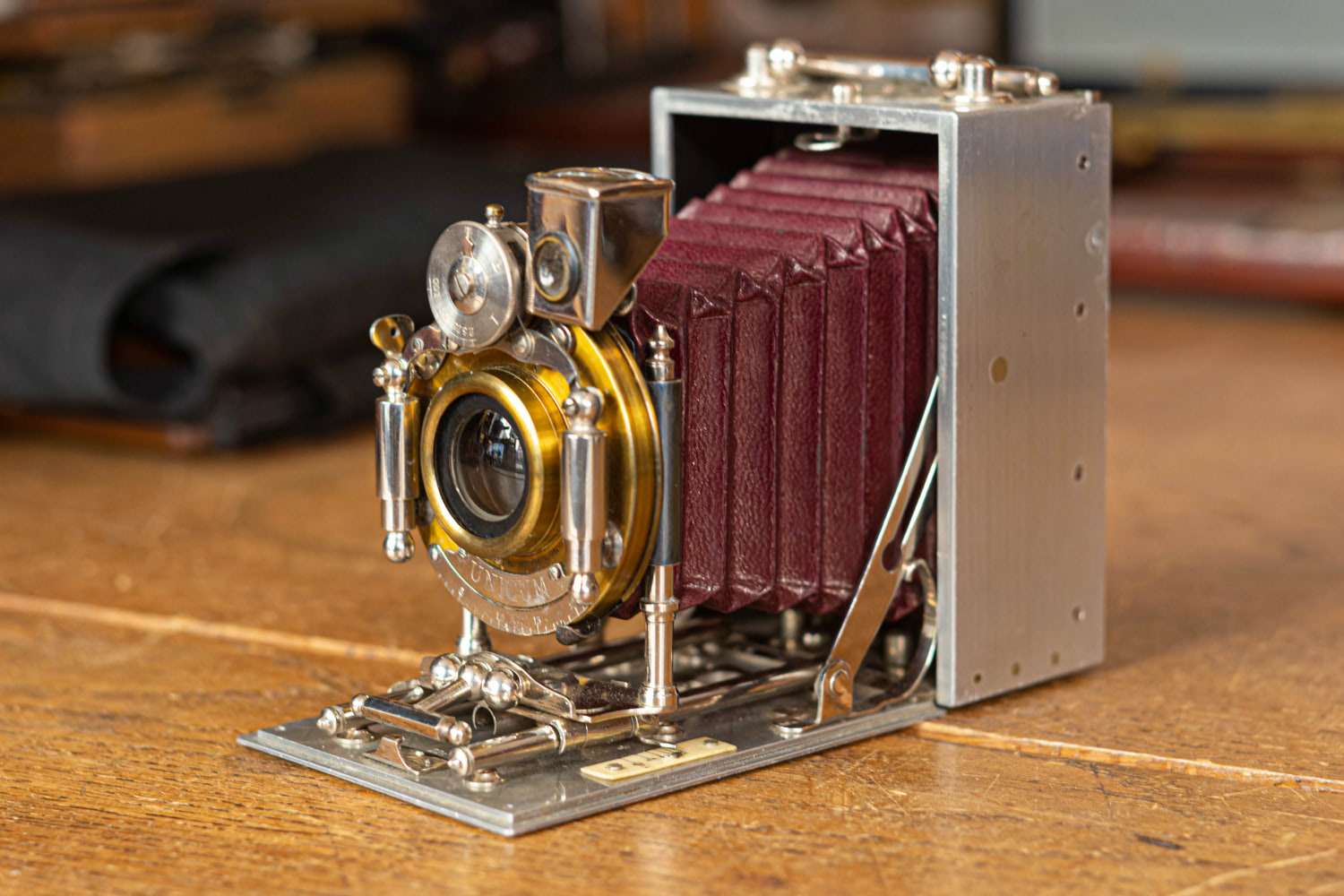 秋の夜長のお供に、戦前のヴィンテージカメラを愛でる | octane.jp