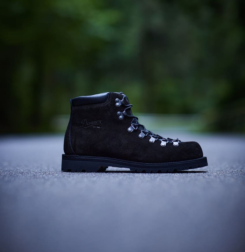 10年ぶりに復刻した「ダナー」の隠れた名品。黒いスエードでより街仕様