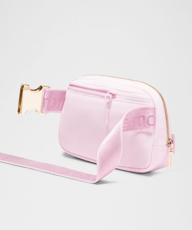 Everywhere ベルトバッグ 1L *メタリックワードマーク | バッグ