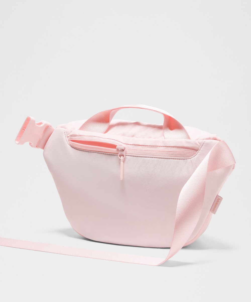 カーブ クロスボディバッグ 3L | バッグ | Lululemon JP