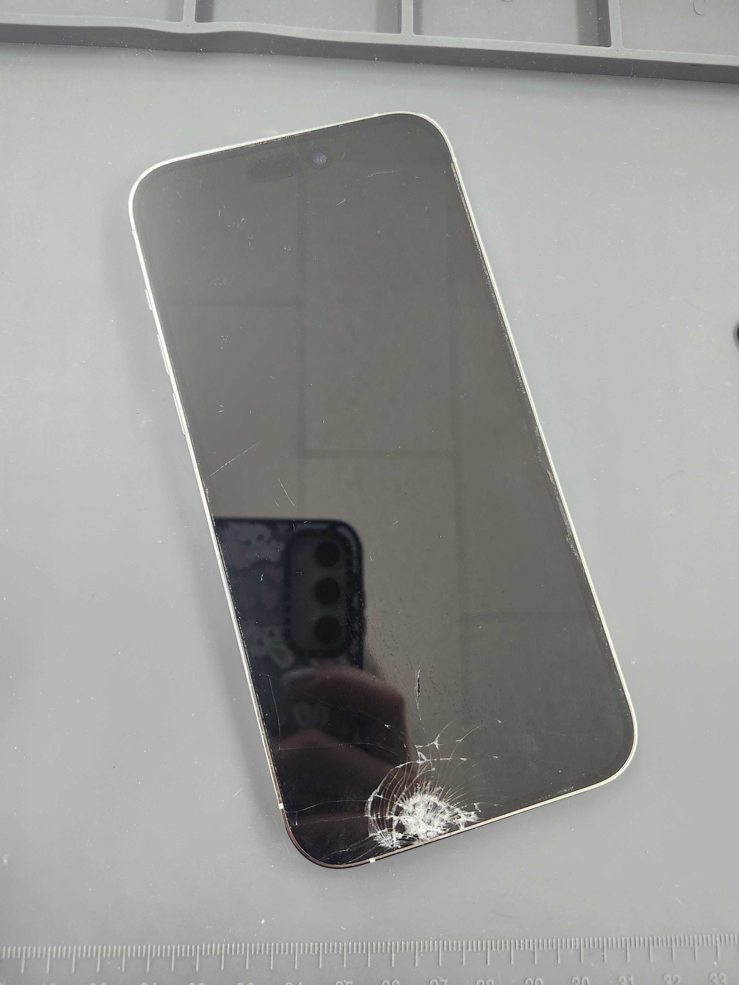 iPhone14 Pro Max 画面割れ修理】大きく割れた画面も即日60分で復活