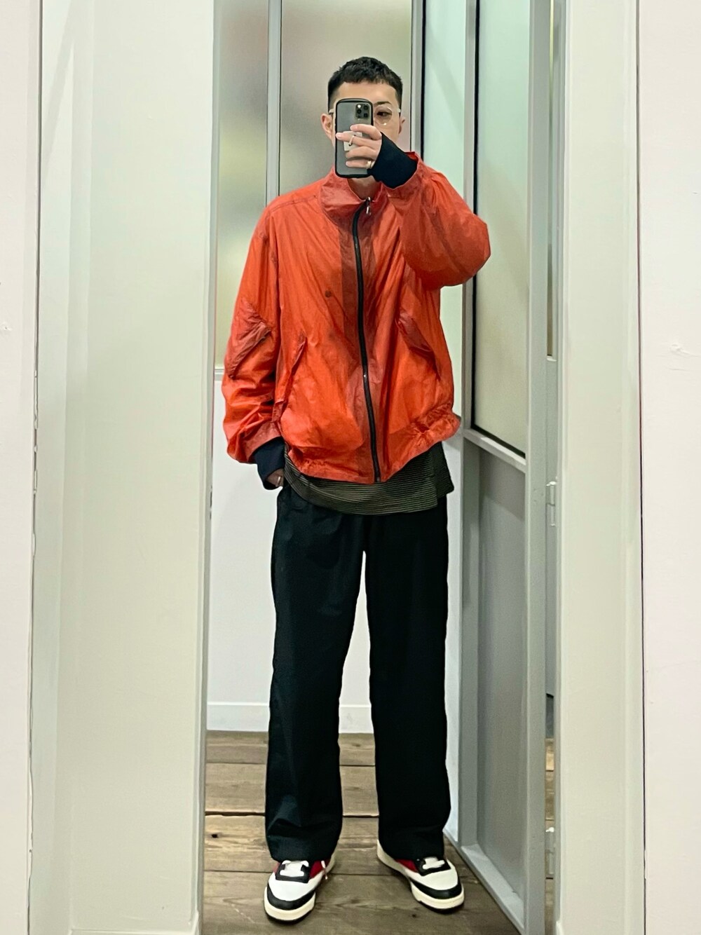 ナイロンジャケットを使った「差し色(オレンジ)」の人気ファッション