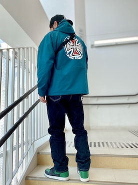 Supreme のナイロンジャケットを使った「ハーフジップ」の人気